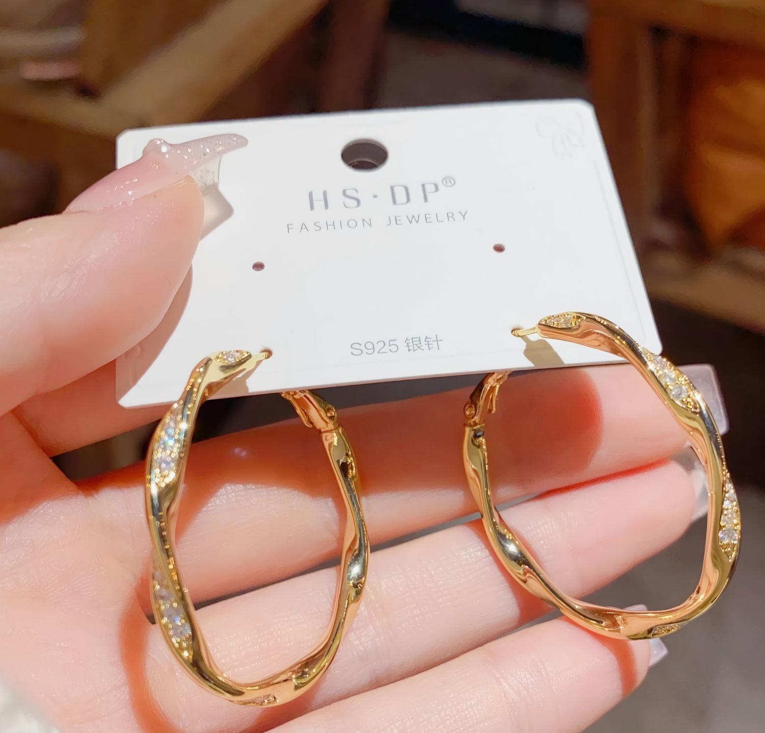 Elegant  diamond-encrusted wave-patterned drop earrings new and exquisite style